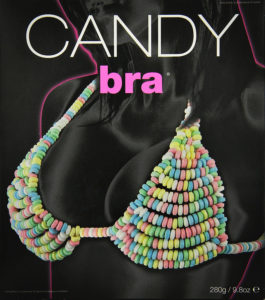 Der Candy-BRA ist ein BH aus Zuckerperlen: Essbare Unterwäsche mit Liebesperlen (Foto von Amazon) – dort kann man den Candy bra auch kaufen.