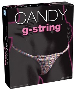 Der Candy G-String ist aus kleinen Zuckerperlen zusammengesetzt, die in der Form von einem Damen-Slip in der Packung sind. Das Foto ist von Amazon.